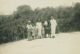 Celso Arcoverde acompanhado de grupo de crianças e mulheres
