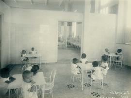 Crianças no refeitório infantil durante a visitação do IPAI pelas alunas da escola Wenceslau Braz