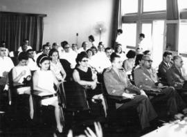 Plateia assistindo palestra não identificada durante evento sobre os 50 anos da descoberta da doe...