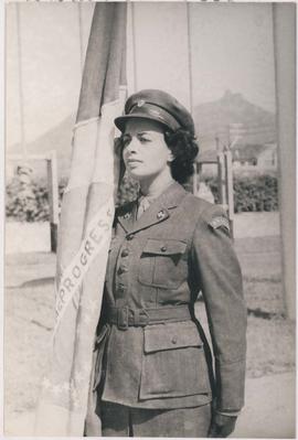 Enfermeira Lúcia Osório com o uniforme oficial criado para as enfermeiras da Força Expedicionária...