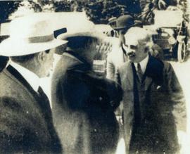 Roosevelt conversando com Oswaldo Cruz em visita ao Instituto de Manguinhos