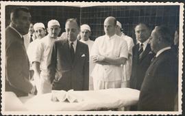 Clemente Mariani e outros em visita à Policlínica Geral