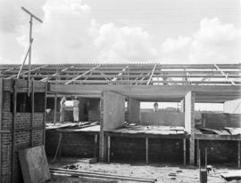 Construção do telhado nas obras do Sanatório Aimorés